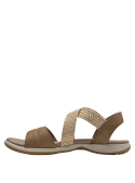 Cierre posterior en sandalia camel de mujer, mezcla de texturas lisas y trenzadas para estabilidad y estilo.