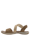 Cierre posterior en sandalia camel de mujer, mezcla de texturas lisas y trenzadas para estabilidad y estilo.