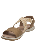 Detalle de correa cruzada trenzada en sandalia camel sintética, ideal para un look casual de verano.