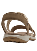 Sandalia camel para mujer con correas cruzadas, una trenzada y otra lisa, estilo outdoor boho-chic.