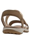 Sandalia camel para mujer con correas cruzadas, una trenzada y otra lisa, estilo outdoor boho-chic.