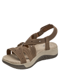 Sandalia outdoor marrón para mujer con suela de goma antideslizante y plataforma moderada.
