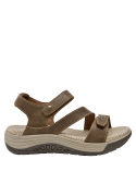 Calzado marrón cómodo para mujer, ideal para caminar y reuniones familiares.