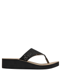 Sandalia casual negra de mujer, suela cómoda y detalle dorado, ideal para paseos informales.