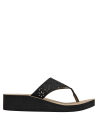 Sandalia casual negra de mujer, suela cómoda y detalle dorado, ideal para paseos informales.