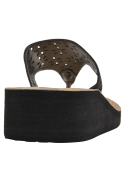 Sandalia moderna de mujer en negro, con plataforma ligera y diseño tipo flip flop, perfecta para verano.