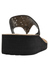 Sandalia moderna de mujer en negro, con plataforma ligera y diseño tipo flip flop, perfecta para verano.