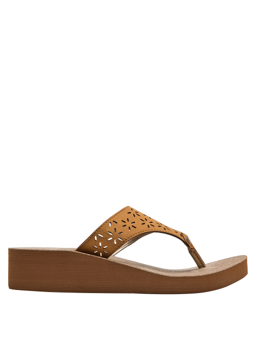 Textura suave y flexible en sandalia camel de mujer, ideal para el verano.