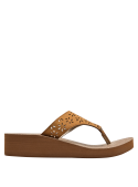 Sandalia camel con diseño moderno y casual, perfecta para ocasiones informales.