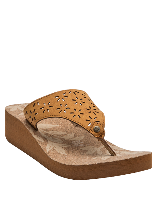 Textura suave y flexible en sandalia camel de mujer, ideal para el verano.