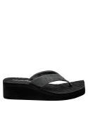 Diseño minimalista en sandalia negra de mujer, perfecta para el estilo athleisure.