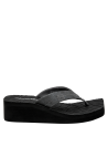 Diseño minimalista en sandalia negra de mujer, perfecta para el estilo athleisure.