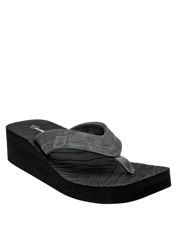 Sandalia casual chic en negro con suela antideslizante y correa suave.