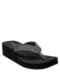 Sandalia casual chic en negro con suela antideslizante y correa suave.