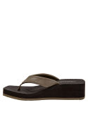 Sandalia femenina de plataforma moderada en tono beige, ideal para paseos informales.