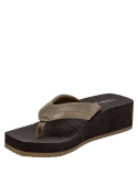 Sandalia de mujer color café claro con suela oscura, estilo flip-flop casual para verano.