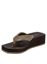 Sandalia de mujer color café claro con suela oscura, estilo flip-flop casual para verano.