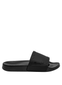 Sandalia casual negra de mujer, suela plana y tira ancha, perfecta para paseos o salidas con amigos.