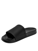 Sandalia negra casual para mujer con tira ancha y diseño minimalista, ideal para estilo urbano.