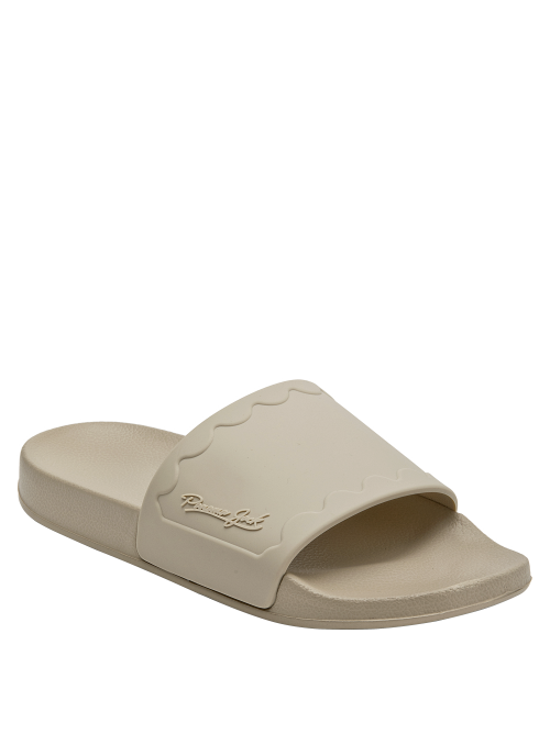 Sandalia beige versátil para mujer, ideal para combinar con ropa veraniega.