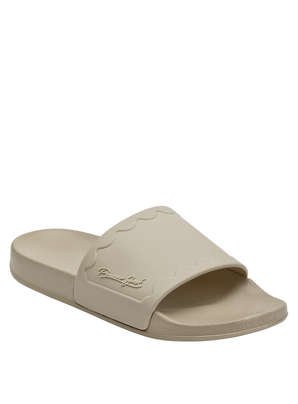 Sandalia beige versátil para mujer, ideal para combinar con ropa veraniega.