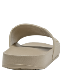 Sandalia sintética beige con textura suave y toque moderno en la tira.