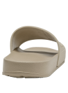 Sandalia sintética beige con textura suave y toque moderno en la tira.