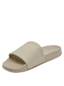 Sandalia beige minimalista para mujer con tira ancha ondulada y detalle en bajo relieve.