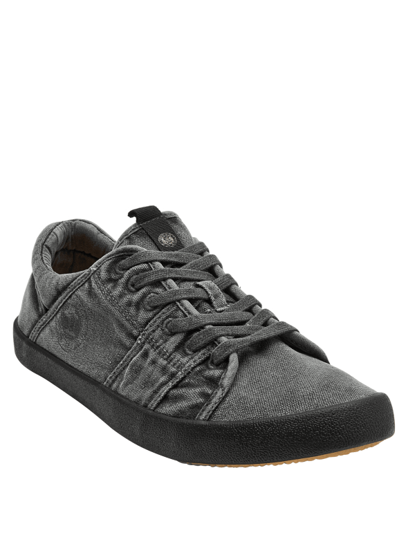 calzado urbano gris oscuro con textura textil resistente y suela de goma negra