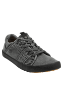 calzado urbano gris oscuro con textura textil resistente y suela de goma negra