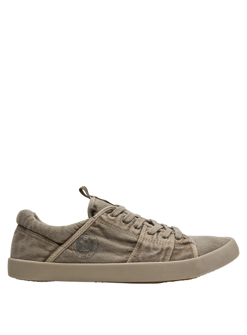 Zapatilla urbana taupe de hombre, textura rústica y robusta, adecuada para ocasiones informales.
