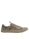 Zapatilla casual taupe de hombre, estilo sneaker minimalista, versátil para el día a día.