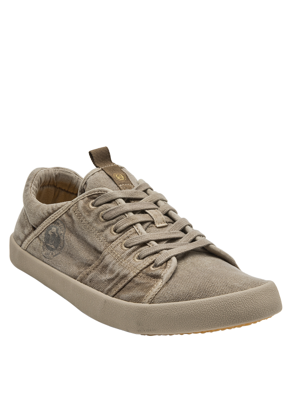 Zapatilla urbana taupe de hombre, textura rústica y robusta, adecuada para ocasiones informales.