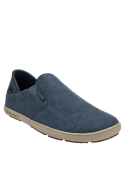 Slip-on azul de hombre con textura suave y diseño sencillo, perfecto para salidas informales.