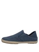 Zapato textil azul para hombre, estilo urbano casual, ideal para combinaciones versátiles.