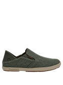 Calzado verde masculino, textil gris oscuro, suela beige, ideal para ocasiones informales urbanas.
