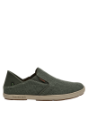 Calzado verde masculino, textil gris oscuro, suela beige, ideal para ocasiones informales urbanas.
