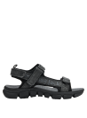Calzado outdoor gris para hombre, suela robusta y correas ajustables, adecuada para el verano.