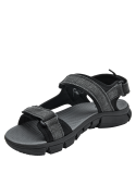 Sandalia de hombre en textil negro con soporte ajustable, perfecta para paseos y actividades recreativas.