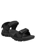 Sandalia negra de hombre con diseño athleisure, ideal para actividades al aire libre y uso diario en climas cálidos.