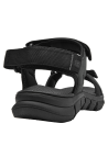 Calzado masculino negro estilo outdoor con textura resistente y suela adecuada para diversas superficies.