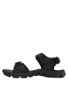 Sandalia textil negra para hombre con diseño robusto y perforaciones en la tira delantera para ventilación.