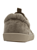 Zapatilla urbana de hombre en color taupe, diseño casual textil con logo lateral y cordones a juego.