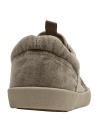 Zapatilla urbana de hombre en color taupe, diseño casual textil con logo lateral y cordones a juego.