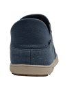 Zapato azul urbano de hombre tipo slip-on con exterior textil y suela de goma clara.