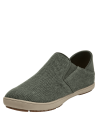 Zapato casual verde para hombre, textil con textura, suela beige clara, ideal para uso diario.
