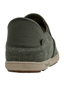 Zapato urbano de hombre en textil gris oscuro con suela beige, diseño minimalista y moderno.