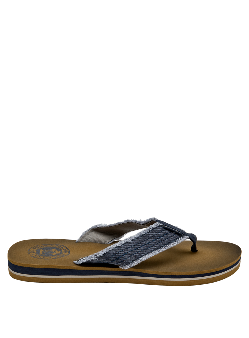 Aspecto relajado de sandalia azul para hombre, con contraste de colores en la tira y suela.