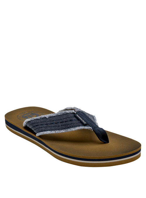 Aspecto relajado de sandalia azul para hombre, con contraste de colores en la tira y suela.