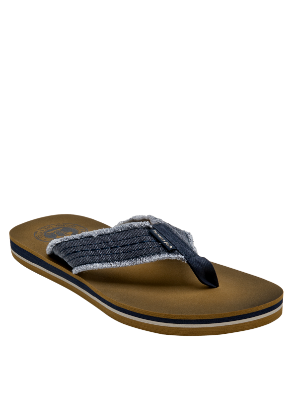 Aspecto relajado de sandalia azul para hombre, con contraste de colores en la tira y suela.